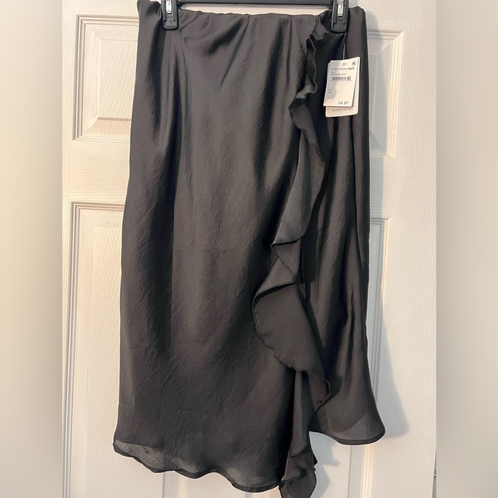 Midi asymmetrical side ruffle skirt.